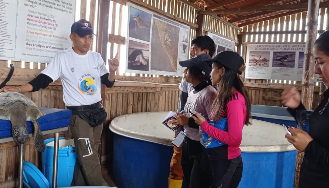 Grupo de personas colaborado en el Área Nacional de Recreación Playas de Villamil 