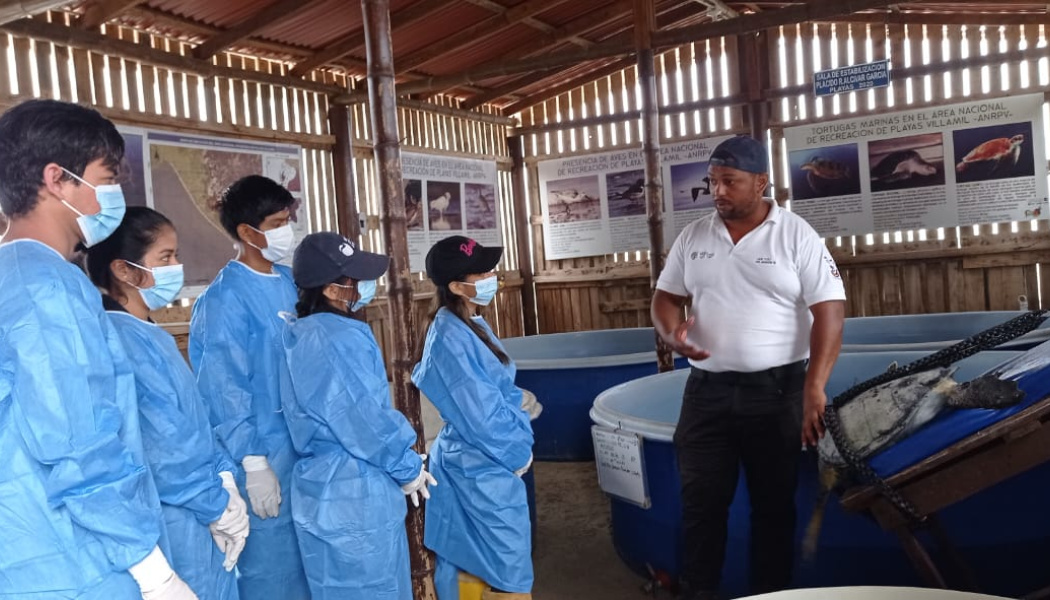 Grupo de personas colaborado en el Área Nacional de Recreación Playas de Villamil 