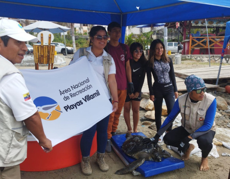Grupo de personas colaborado en el Área Nacional de Recreación Playas de Villamil 