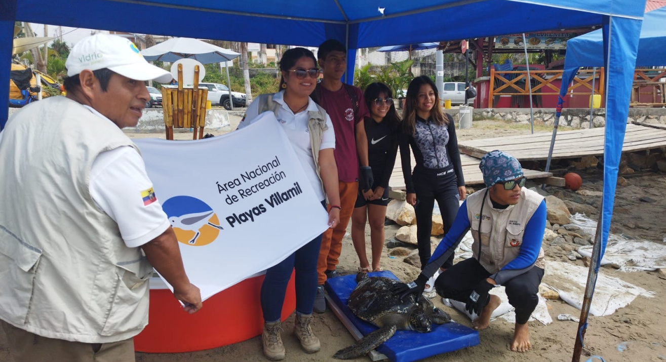 Grupo de personas colaborado en el Área Nacional de Recreación Playas de Villamil 