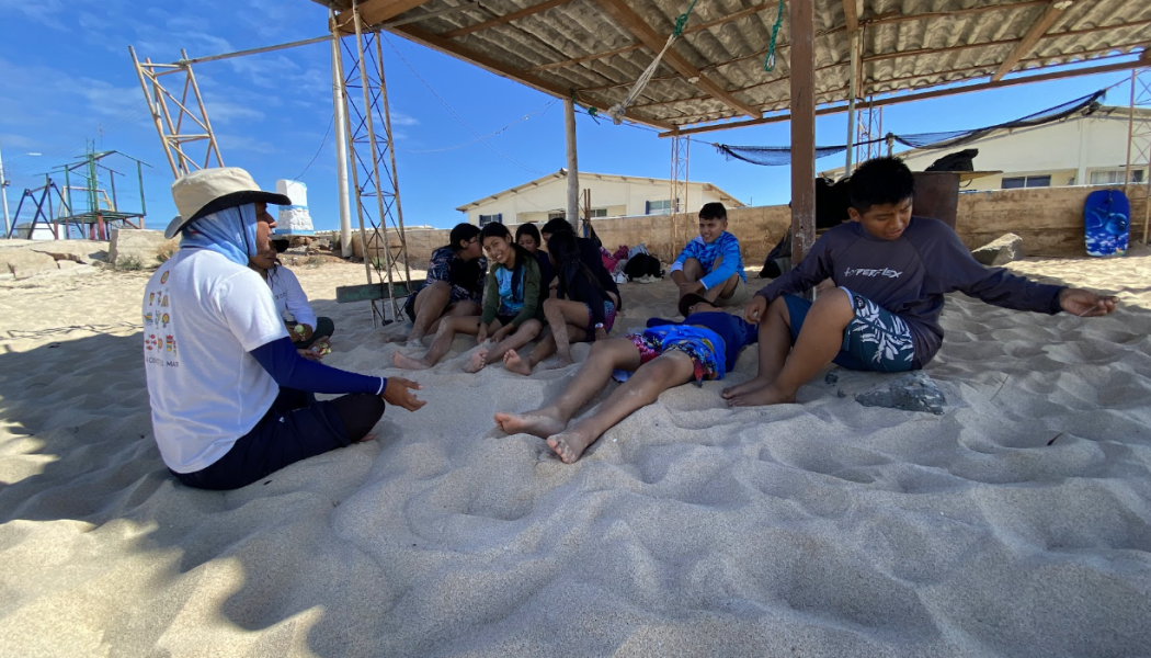 Niños sentados en la playa