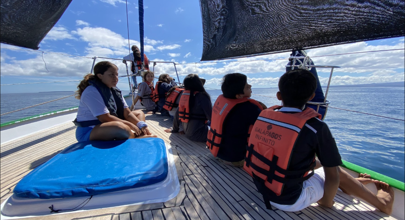 Niños haciendo observación de ballenas