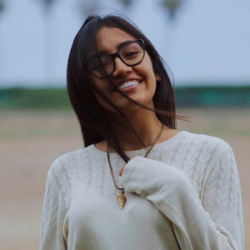 retrato de Sarai Cortez sonriendo
