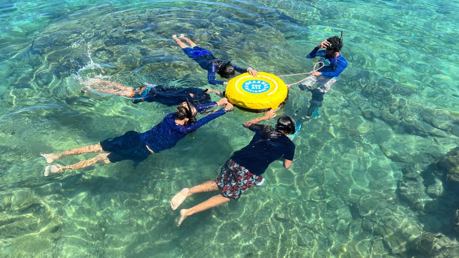 Niños participantes del proyecto Naveducando, realizando actividades en el mar