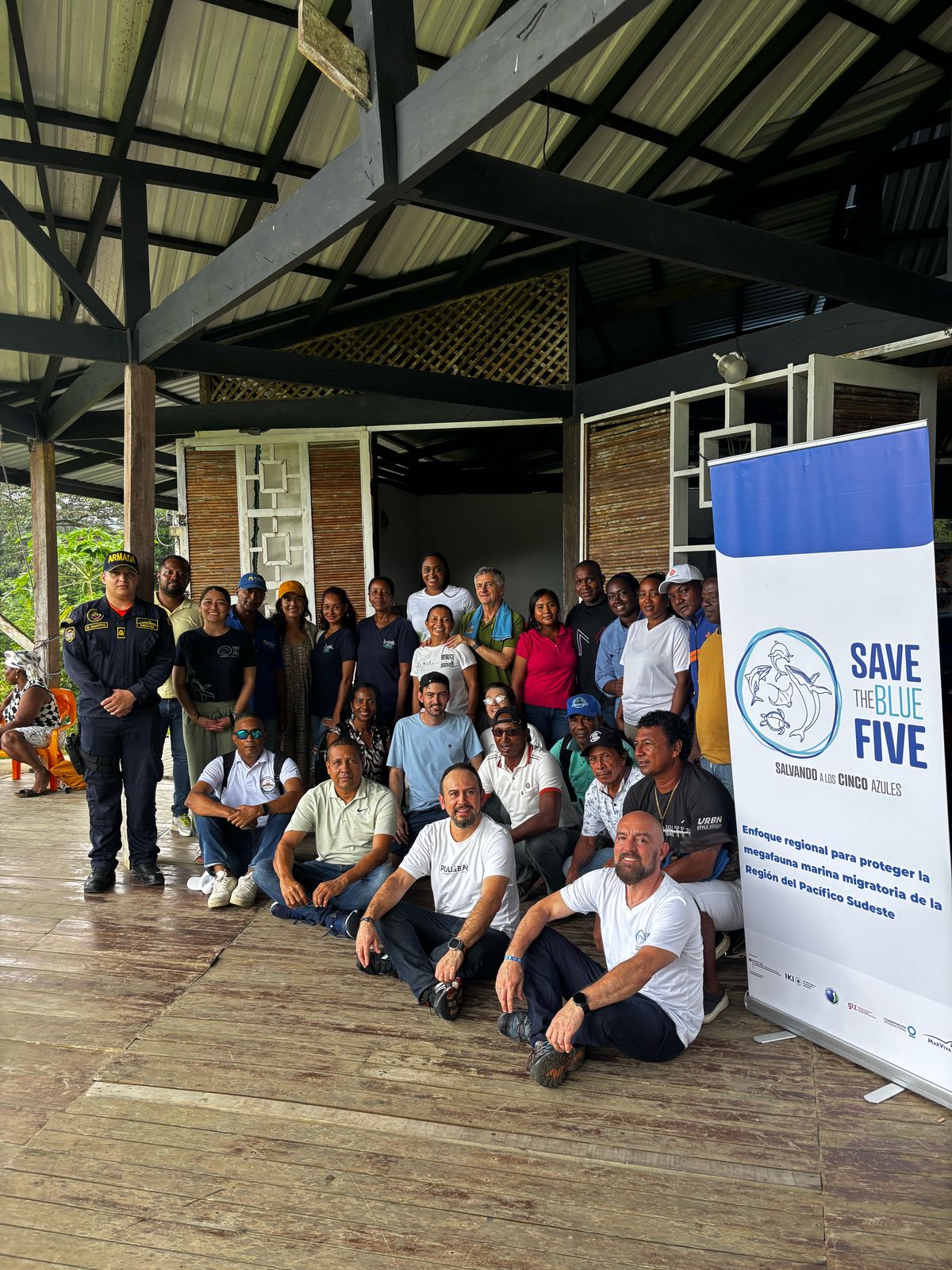 Foto grupal equipo Save the Blue Five durante acciones locales