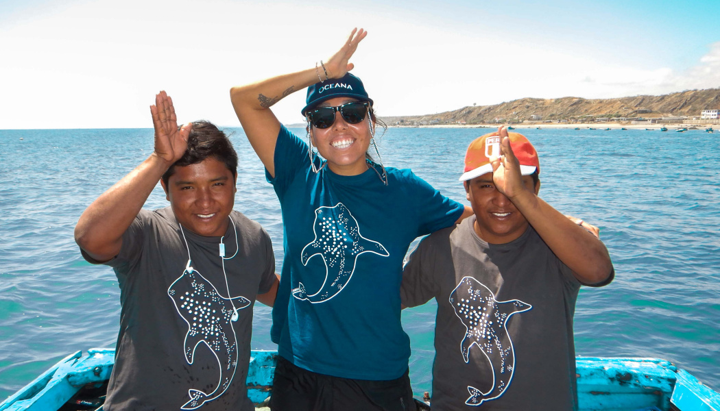Tres hombres pescadores sobre una lancha en altamar 