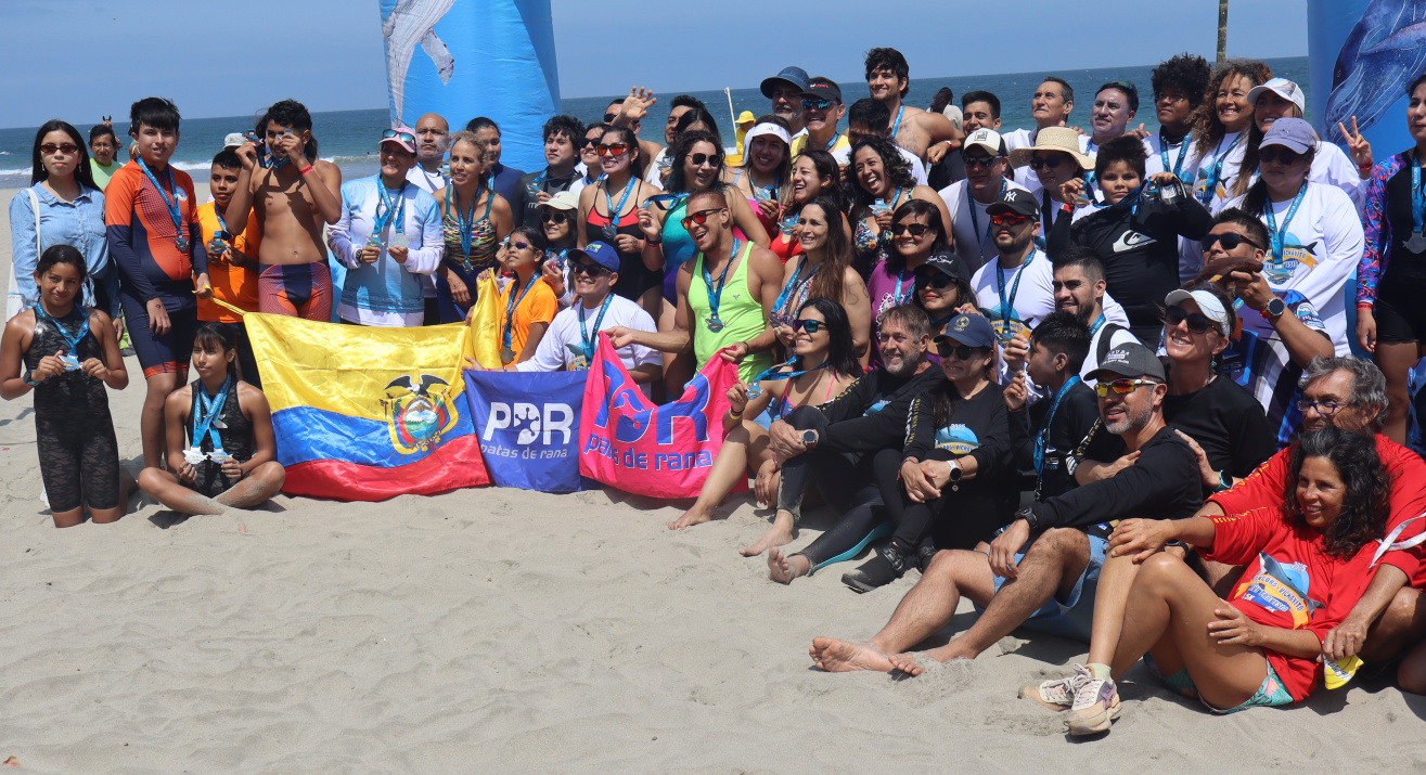 Grupo de participantes en la Travesía Máncora–Vichayito 2025 
