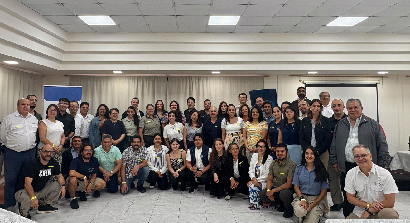 Participantes taller regional para estandarizar el monitoreo de especies marinas