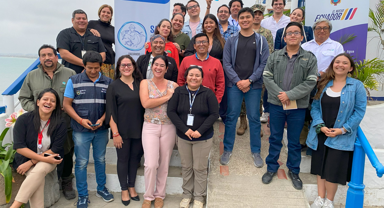 Grupo de personas participantes del Intercambio de Experiencias: 10 años de Observación de Ballenas y Delfines en Santa Elena, Ecuador