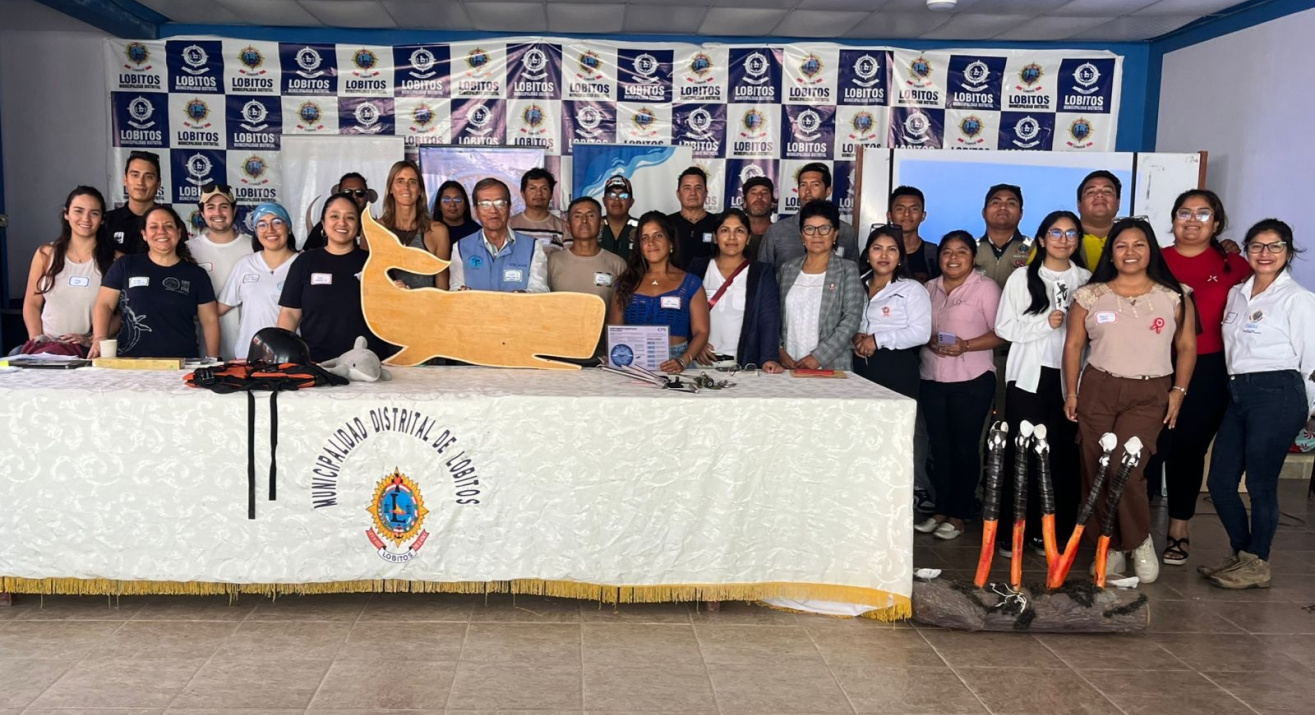 Grupo de participantes de actividad de Brigadas de Desenmalle de Ballenas