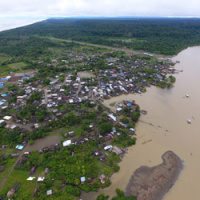 toma aérea de pueblo costero